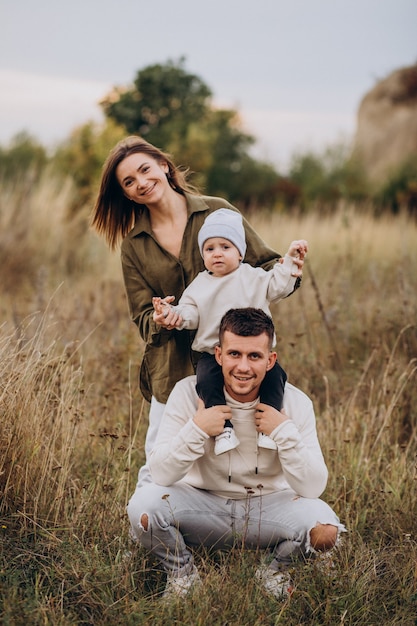 Familia joven con hijo pequeño divirtiéndose juntos