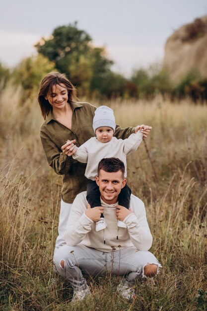 Familia joven con hijo pequeño divirtiéndose juntos