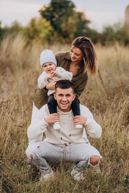 Familia joven con hijo pequeño divirtiéndose juntos