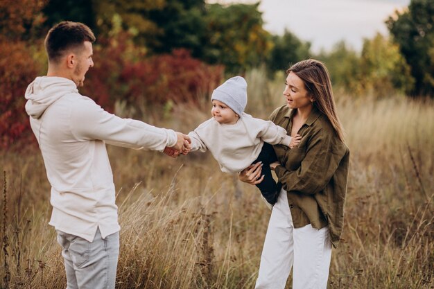 Familia joven con hijo pequeño divirtiéndose juntos