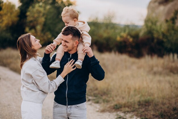 Familia joven con hijo pequeño en el parque