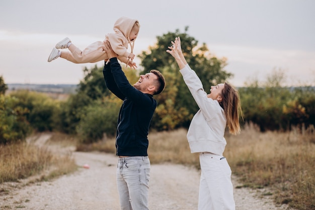 Familia joven junto con hijo pequeño