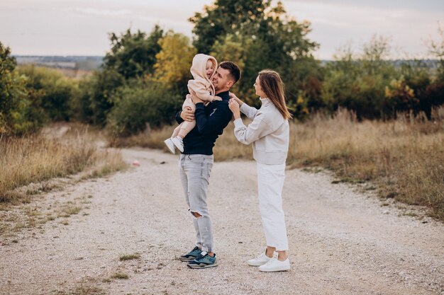 Familia joven junto con hijo pequeño