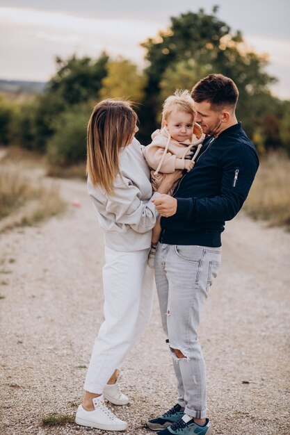 Familia joven junto con hijo pequeño