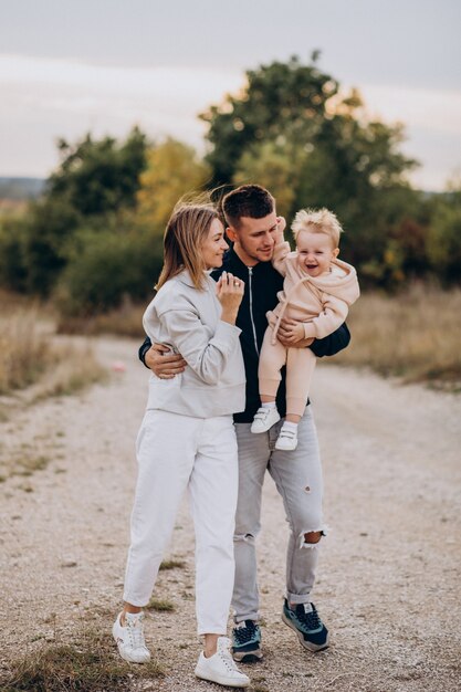 Familia joven junto con hijo pequeño