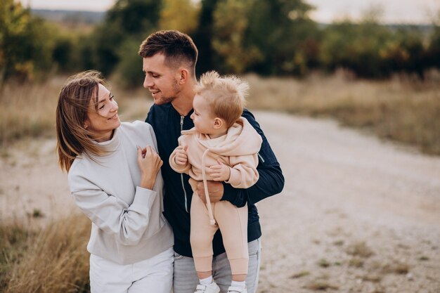 Familia joven junto con hijo pequeño