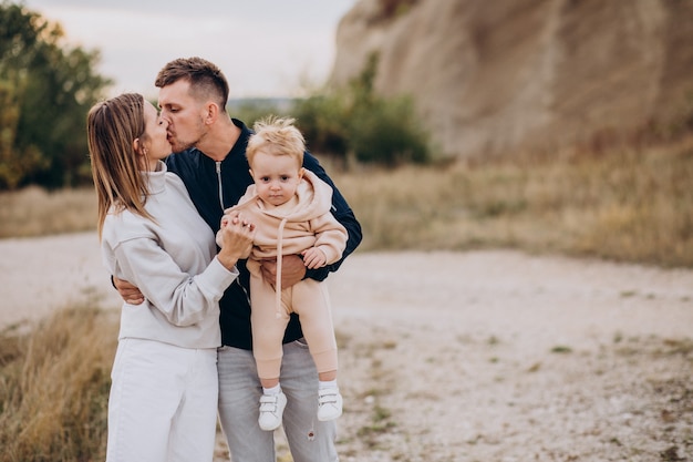 Familia joven junto con hijo pequeño