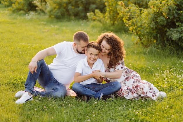 Familia joven mirando mientras camina en el jardín