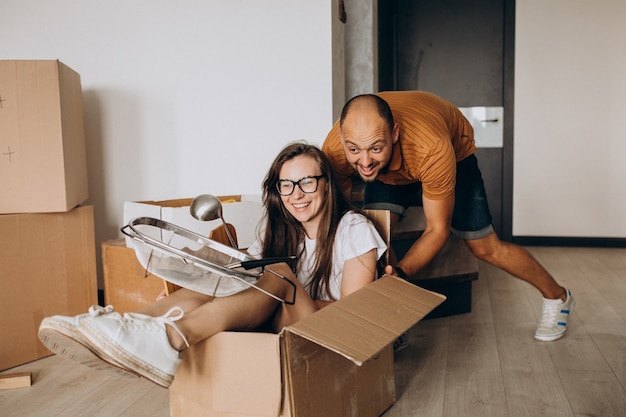 Familia joven mudándose a su nueva casa