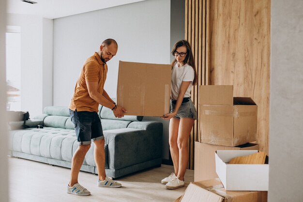 Familia joven mudándose a su nueva casa