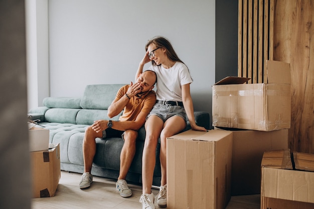 Familia joven mudándose a su nueva casa