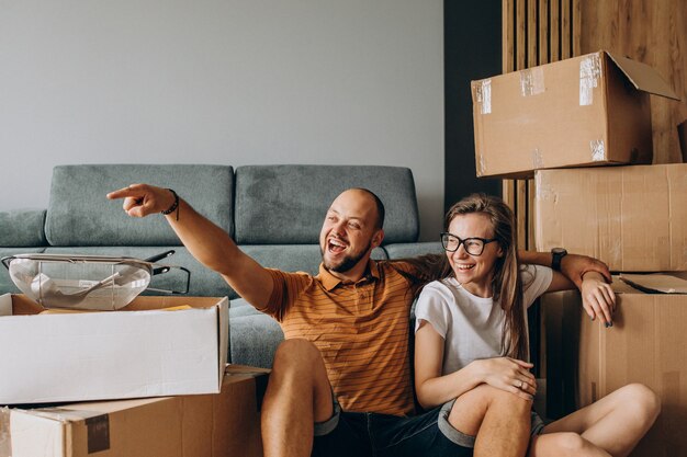 Familia joven mudándose a su nueva casa