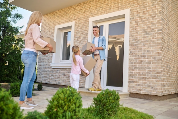 Familia joven mudarse a una casa nueva