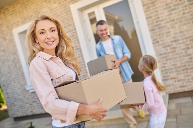 Familia joven mudarse a una casa nueva