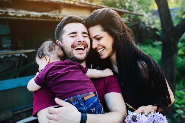 Familia joven en la naturaleza en el campo