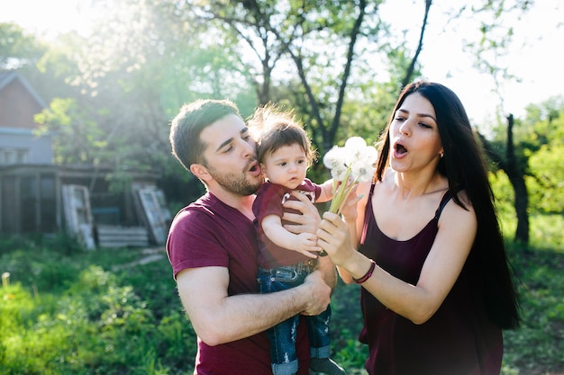 Familia joven en la naturaleza en el campo