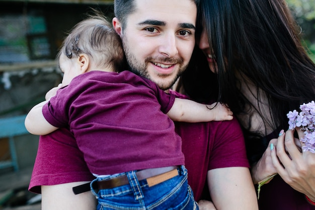 Foto gratuita familia joven en la naturaleza en el campo