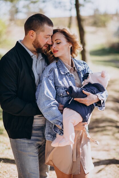 Familia joven con niña en el parque