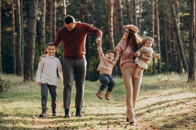 Familia joven con niños en el parque