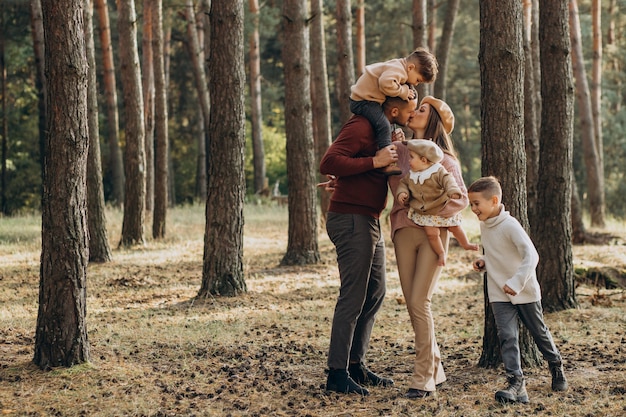 Foto gratuita familia joven con niños en el parque