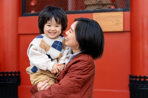 Foto gratuita familia joven pasando tiempo con su niño