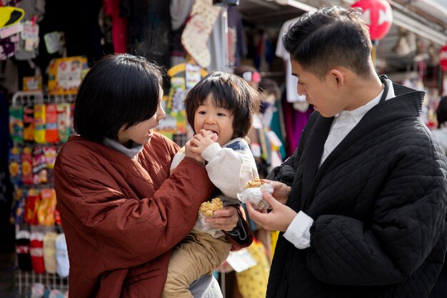 Familia joven pasando tiempo con su niño