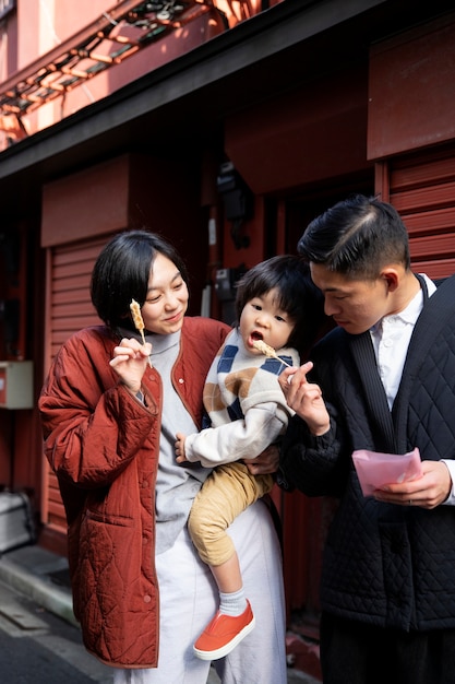 Familia joven pasando tiempo con su niño