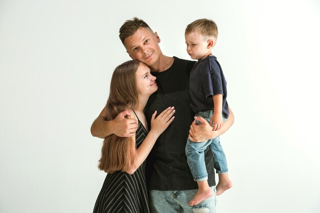 Familia joven pasar tiempo juntos y sonriendo