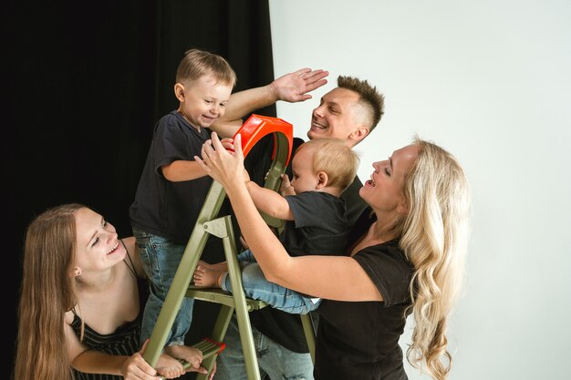 Familia joven pasar tiempo juntos y sonriendo