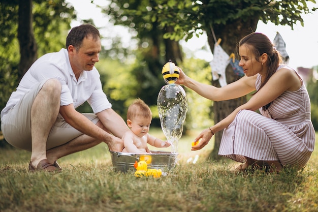 Foto gratuita familia joven con pequeño hijo en el parque