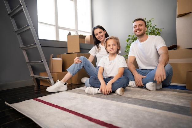 Familia joven que se muda a una nueva casa