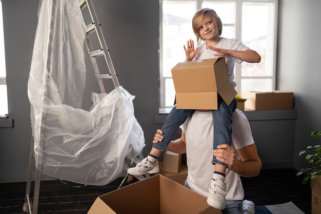 Familia joven que se muda a una nueva casa