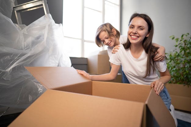 Foto gratuita familia joven que se muda a una nueva casa