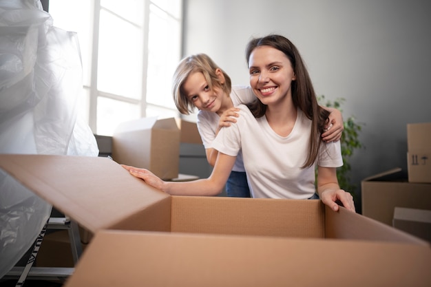 Foto gratuita familia joven que se muda a una nueva casa