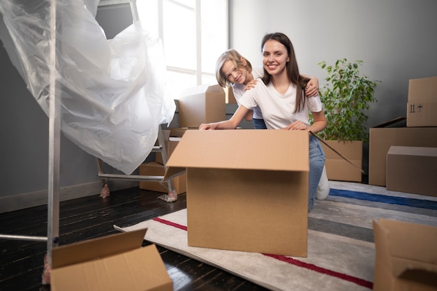 Familia joven que se muda a una nueva casa