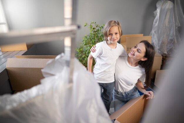 Familia joven que se muda a una nueva casa