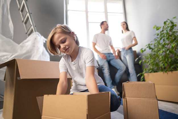 Foto gratuita familia joven que se muda a una nueva casa