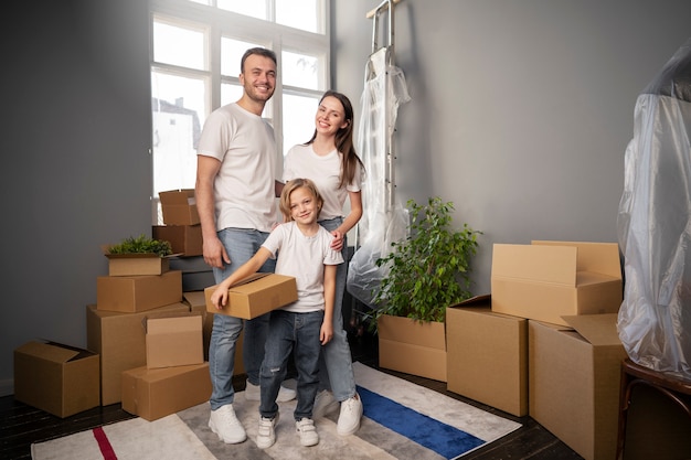 Familia joven que se muda a una nueva casa