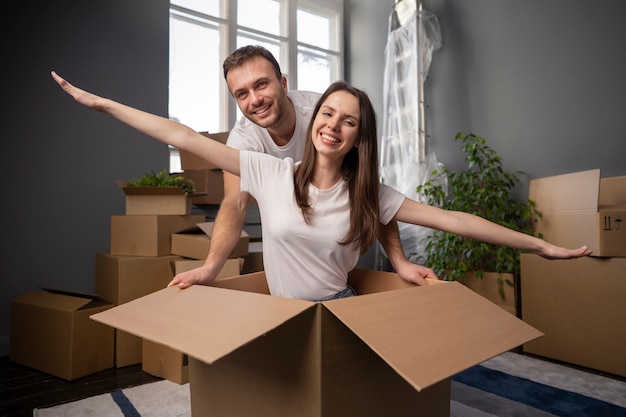 Familia joven que se muda a una nueva casa