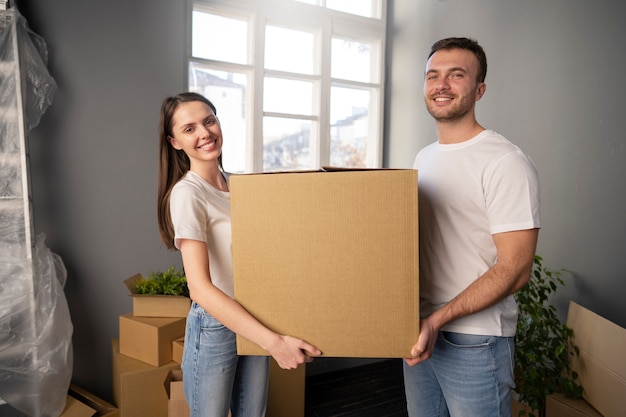 Familia joven que se muda a una nueva casa