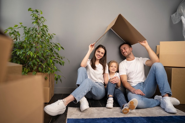 Familia joven que se muda a una nueva casa