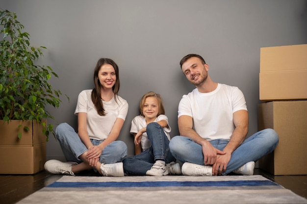 Familia joven que se muda a una nueva casa