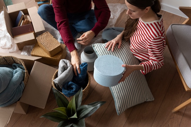 Familia joven que se muda a una nueva casa