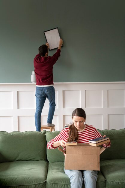 Familia joven que se muda a una nueva casa