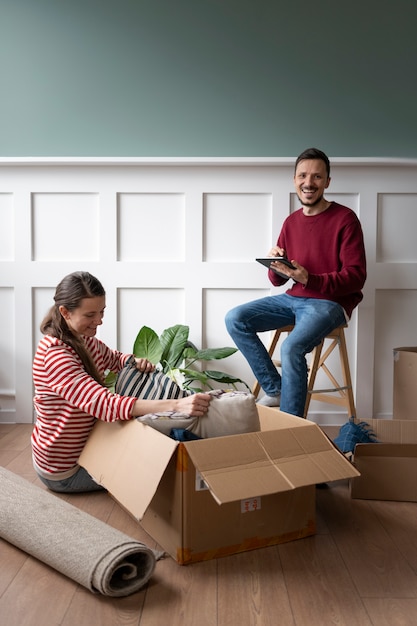 Foto gratuita familia joven que se muda a una nueva casa