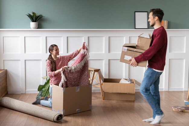 Familia joven que se muda a una nueva casa