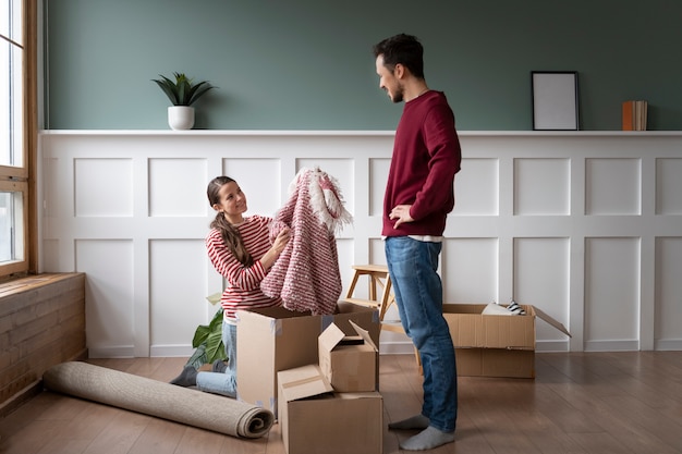 Foto gratuita familia joven que se muda a una nueva casa