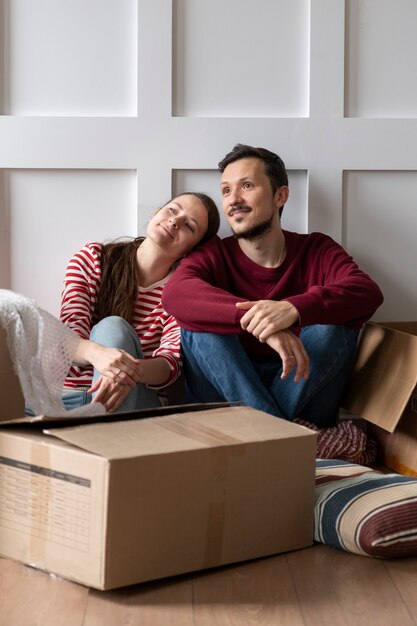 Familia joven que se muda a una nueva casa