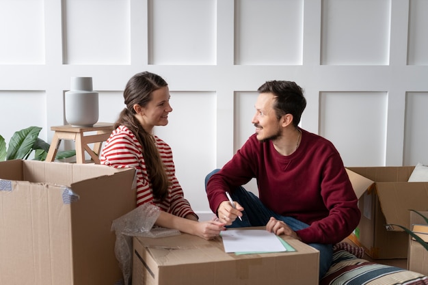 Foto gratuita familia joven que se muda a una nueva casa