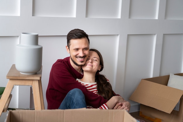 Foto gratuita familia joven que se muda a una nueva casa